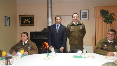 GOBERNADOR DE LA PROVINCIA ANTÁRTICA SALUDA A CARABINEROS DE PUERTO WILLIAMS